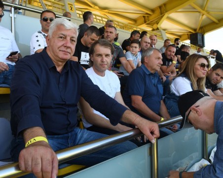 Здравко Димитров  изгледа Ботев – Славия в компанията на любимец на бултрасите