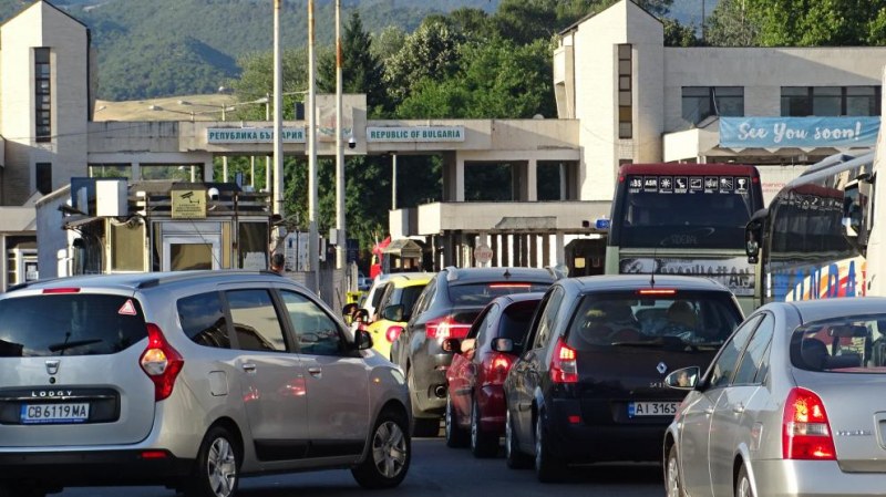 Блокаж на границата с Турция, стотици чакат с часове, за да влязат в България