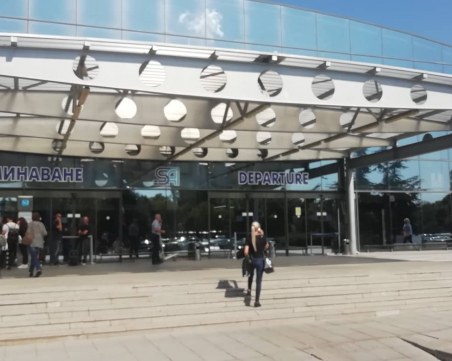 Евакуират пътници от летището в София, токов удар включил алармата