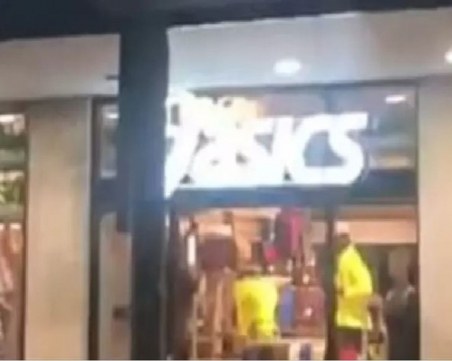 Хакери пуснаха порно на екраните на спортен магазин