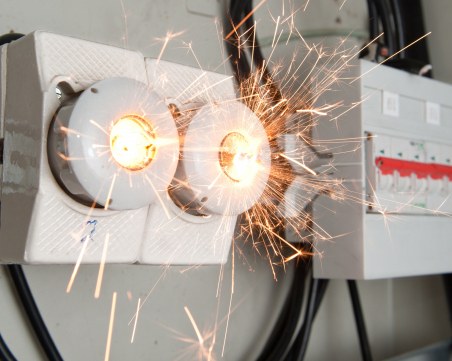 Късо съединение подпали магазин в голям търговски център