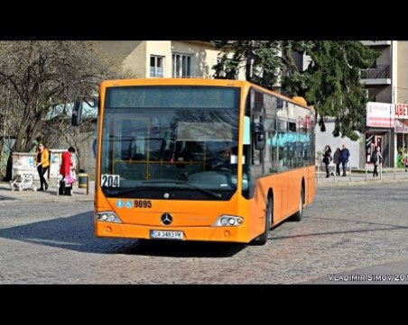 Кола и джип се удариха в автобус на столичния градски транспорт