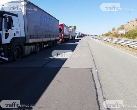 Над 20 км опашка от тирове на Капитан Андреево, шофьори чакат две денонощия без тоалетна и вода