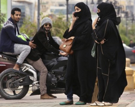 Саудитска Арабия се отваря за туристи, отпадат черните роби за чужденките