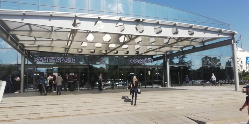 Евакуират пътници от летището в София, токов удар включил алармата