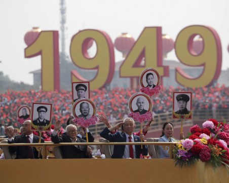 Грандиозен военен парад в Китай! Страната празнува 70 години комунизъм