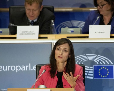 Овации и похвали за Мария Габриел, одобриха я за втори мандат като еврокомисар