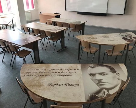 Патриотично! Ученици учат на чинове с ликовете на видни българи