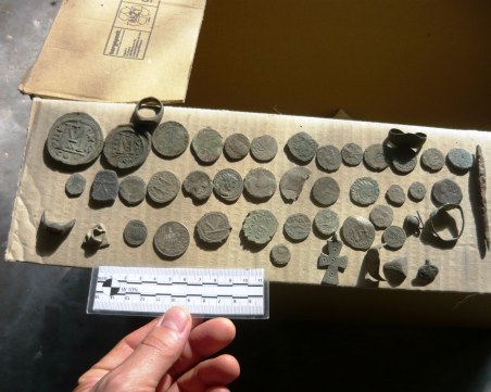 Криминални полицаи хванаха иманяр с голямо количество старинни монети край Пазарджик