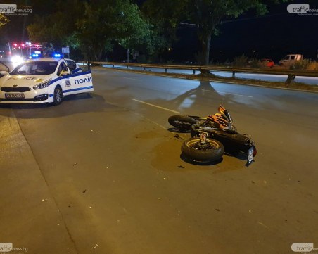 Мотористът, забил се в кола пред Колодрума в Пловдив, остава в болница