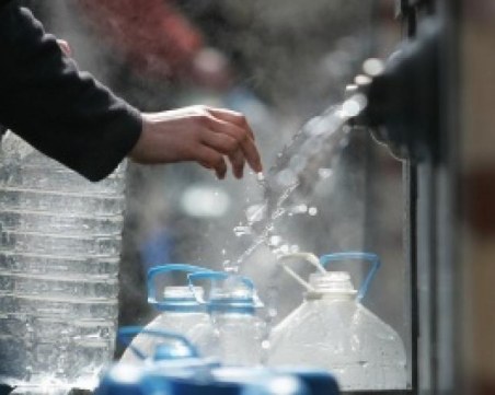Опашки пред чешмите в Свищов, авария остави жителите без вода три дни