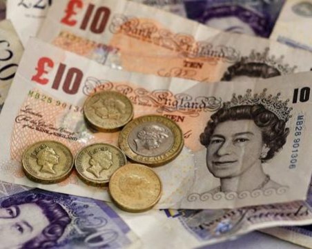 Паундът губи стойност, цената на златото също пада