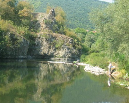Проверяват река Струма за умряла риба и замърсяване на водите