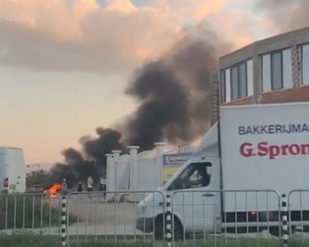 Роми драснаха клечката на незаконно сметище до моста на Адата в Пловдив