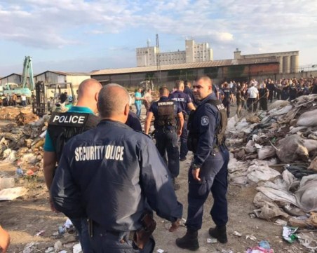 След смъртта на жена в Сливен: Роми заплашват да изхвърлят боклука си пред общината