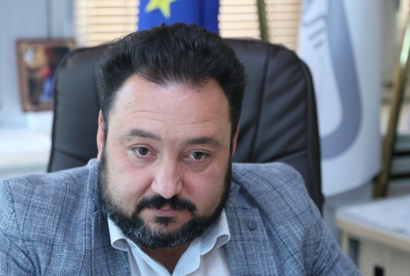 Шефът на БНР върви към оставка, но може да завлече и Великова
