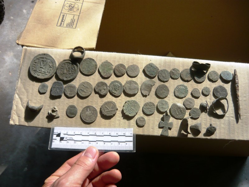 Криминални полицаи хванаха иманяр с голямо количество старинни монети край Пазарджик