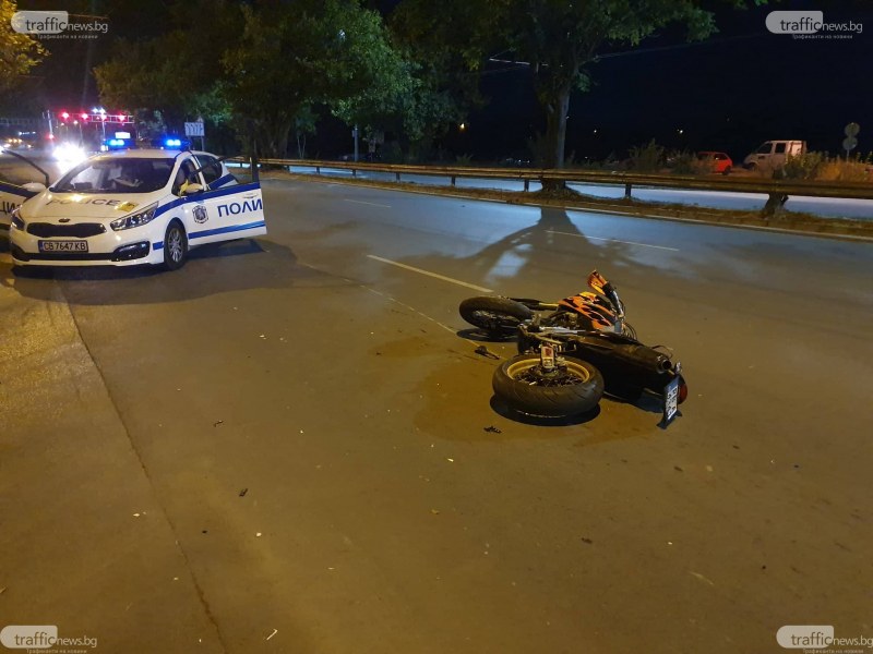 Мотористът, забил се в кола пред Колодрума в Пловдив, остава в болница