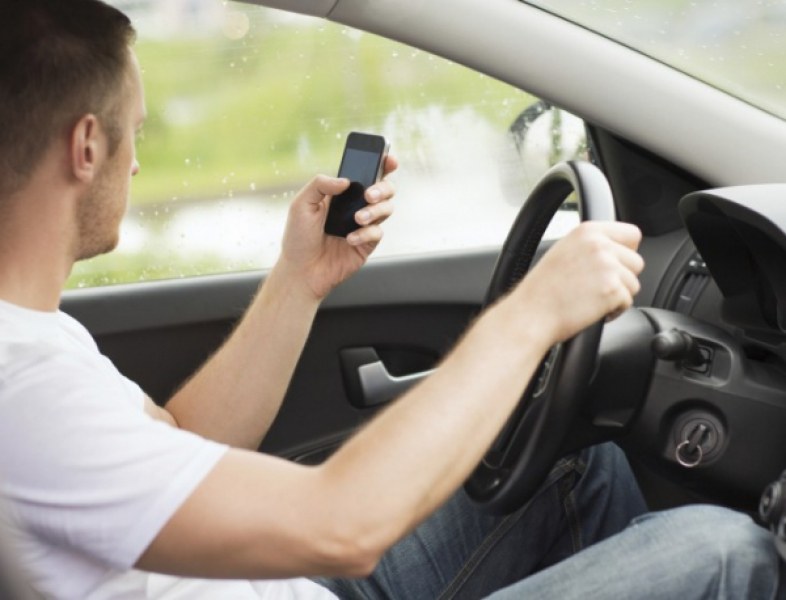 Само са седмица: 570 шофьори с глоби заради говорене по телефона