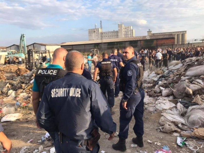 След смъртта на жена в Сливен: Роми заплашват да изхвърлят боклука си пред общината