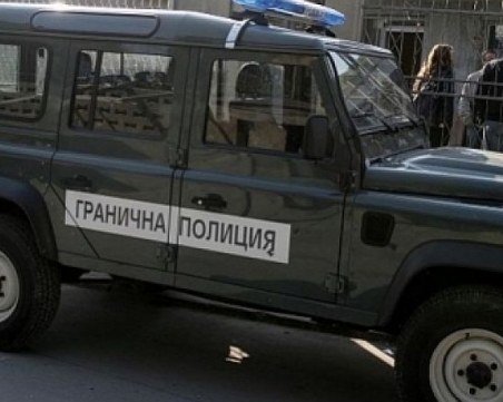 3 каналджии и 9 нелегални мигранти са задържани до българо-гръцката граница