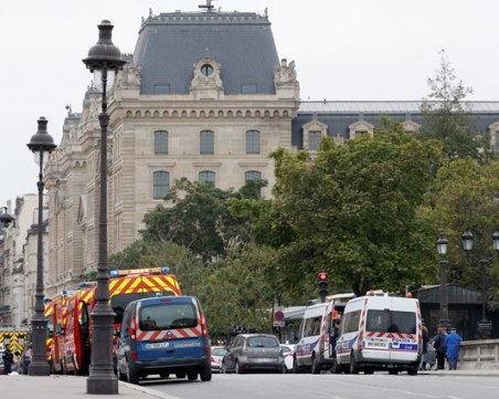 Четирима са убити при нападението в Париж, сред тях е и полицайка