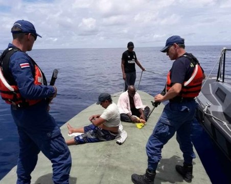 Нестандартно: Наркотрафиканти използват пакети с хероин като спасителни пояси