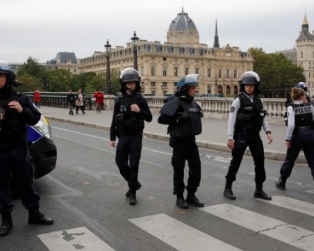 Въоръжен с нож нападна полицаи в Париж, има ранен