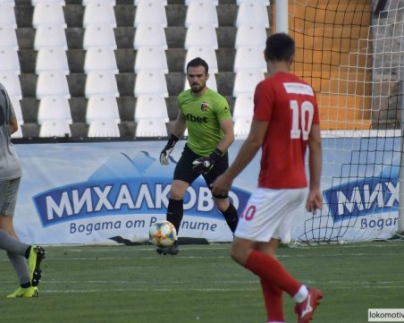 Вратар преподписа с Локомотив Пд