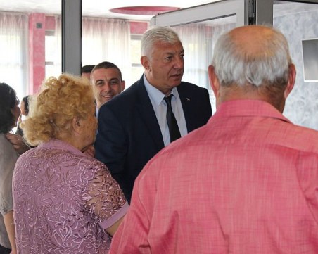 Здравко Димитров и Димитър Колев на гости на своите приятели от пенсионерски клуб 