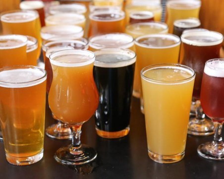 Баварска бира и наденички на Октоберфест в София днес