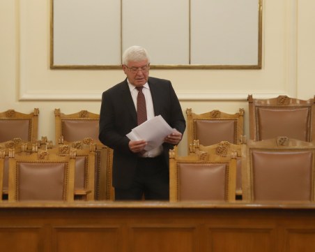 Излъгаха ли медсестрите за заплатите? Скандал и сметки в парламента