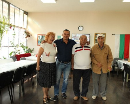 Иван Стоянов зарадва пенсионерите от 