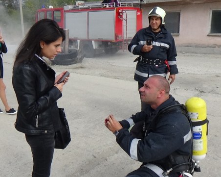 Пожарникар от Пазарджик предложи брак на любимата си през огън и вода