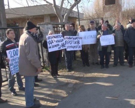Протест блокира изхода на Черноморец заради отнети земи