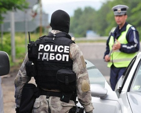 Спецакция в Студентски град! Разбиха депо за наркотици