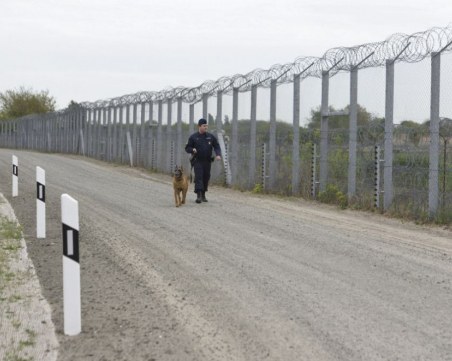 Спипаха трима каналджии и 9 мигранти край границата с Гърция