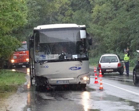 Тежка катастрофа между автобус и кола в Благоевградско
