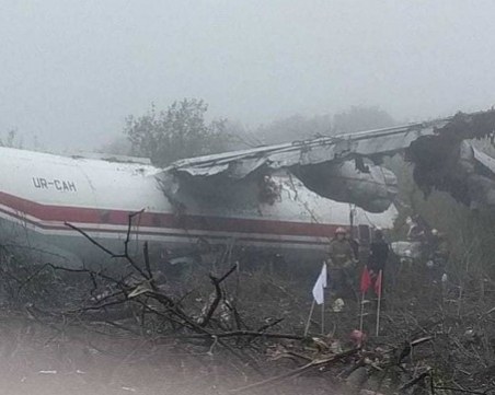 Трима души загинаха при аварийно кацане на самолет в Украйна