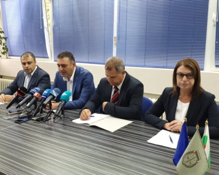 Трима инспектори на ДАИ-Пловдив са обвинени за искане на подкупи, шефката - освободена