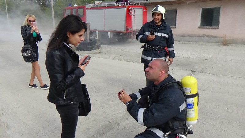 Пожарникар от Пазарджик предложи брак на любимата си през огън и вода