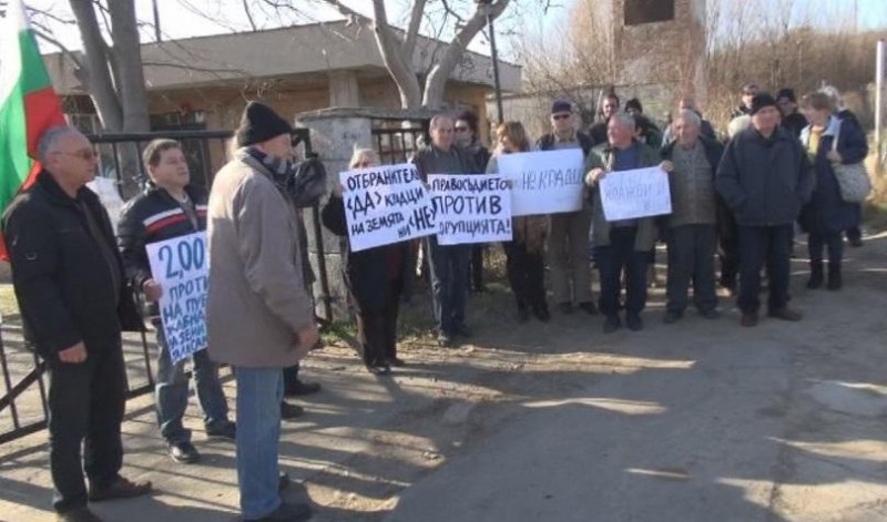 Протест блокира изхода на Черноморец заради отнети земи