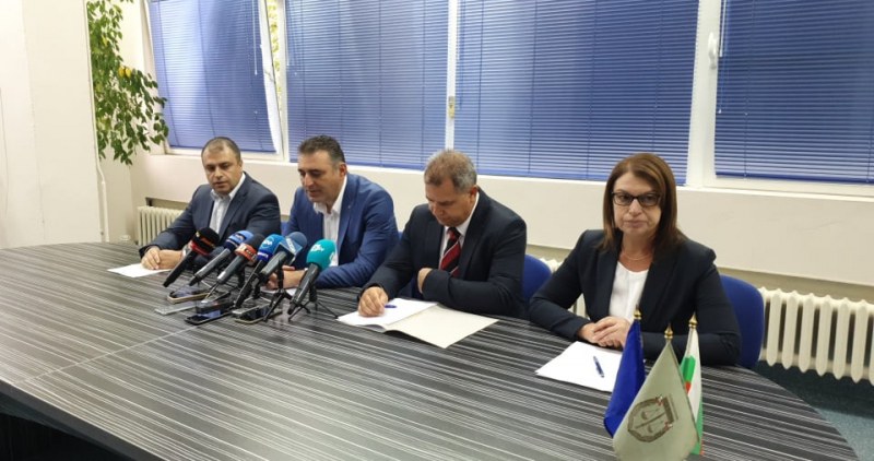 Трима инспектори на ДАИ-Пловдив са обвинени за искане на подкупи, шефката - освободена