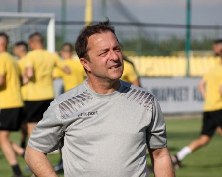 Играчите на Ботев свалиха фланелките, Желко се оправда с червения картон