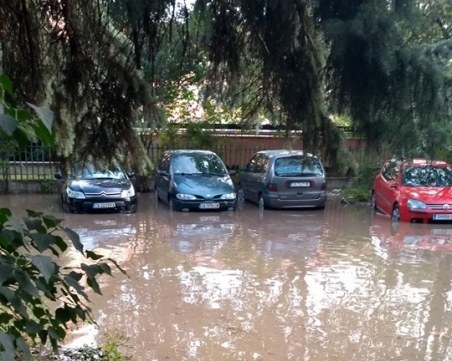 Пълен абсурд! Столична улица под вода, жителите плащат по 30 бона сметки