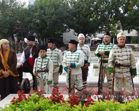 С парад на униформи и знамена-реликви честват Освобождението си в Благоевград