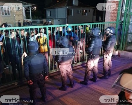 Спецполицаи в Коматево, фенове причакаха играчите на Ботев след резила