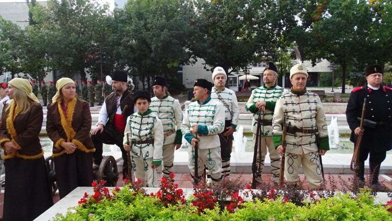 С парад на униформи и знамена-реликви честват Освобождението си в Благоевград
