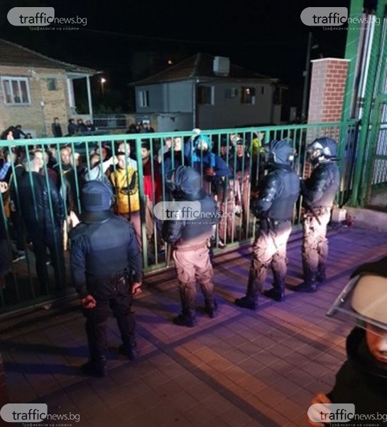 Спецполицаи в Коматево, фенове причакаха играчите на Ботев след резила