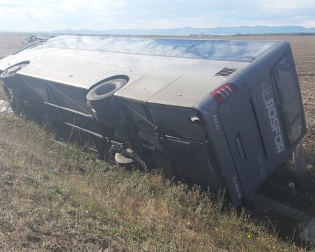 Автобус се обърна на магистрала 